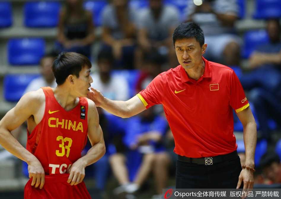亚洲杯传奇落幕:男篮蓝队一分险胜,老将哈提布告别战憾负 场边的杜锋指导神色专注,正拉着吴前面授机宜,他的眼神中充满了信任与期待,仿佛在告诉这位年轻的后卫,下一球至关重要,大胆去投。