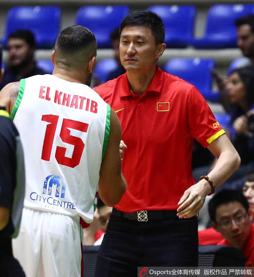 亚洲杯传奇落幕:男篮蓝队一分险胜,老将哈提布告别战憾负 赛后,杜锋与黎巴嫩传奇球星哈提布握手寒暄,两人相谈甚欢,这一刻胜负已分,唯有敬意长存,向这位即将告别国家队的亚洲传奇致敬。