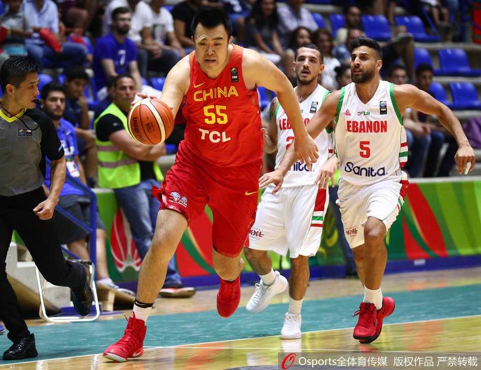 亚洲杯传奇落幕:男篮蓝队一分险胜,老将哈提布告别战憾负 身高体重的韩德君奋力下快攻,他迈着坚实的步伐全力冲刺,略显笨拙却无比坚决的身影,正是中国队本场比赛拼搏精神的最好写照。
