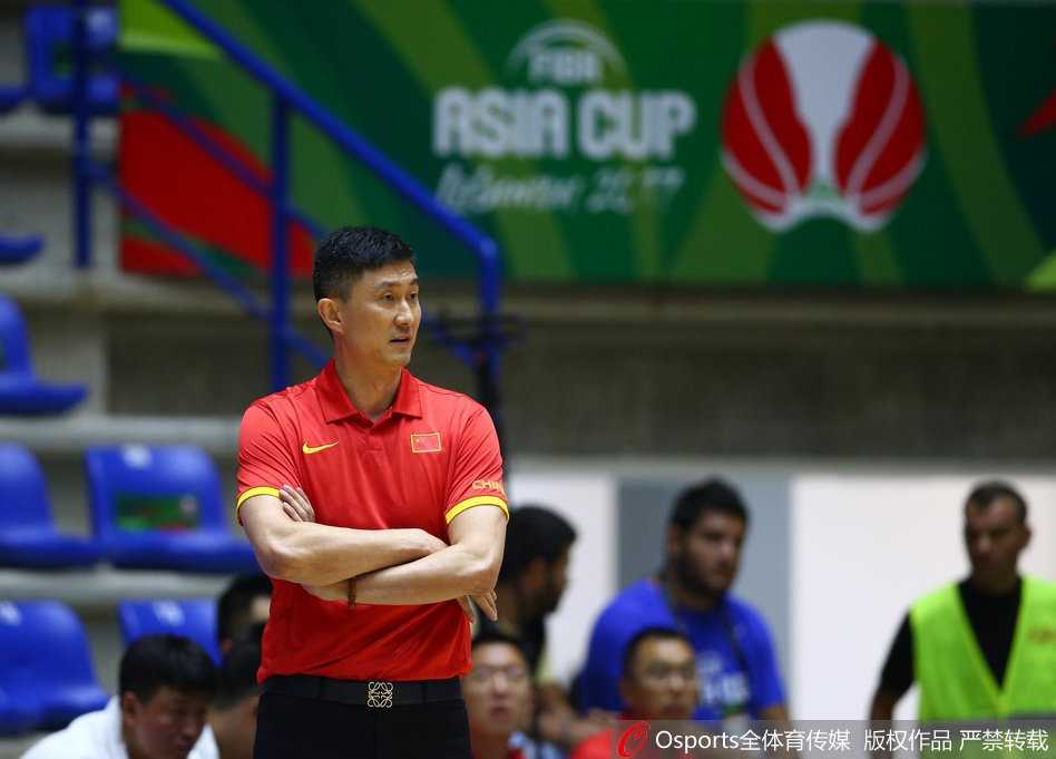 亚洲杯首战中国男篮蓝队憾负菲律宾 年轻风暴中看到希望 李根背身单打,用强壮的身体倚住防守者,翻身跳投出手,篮球带着旋转飞向篮筐