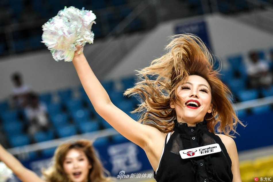 亚洲篮球冠军杯的靓丽风景线:篮球宝贝热舞点燃郴州赛场 在聚光灯的照耀下,篮球宝贝们梳着利落的马尾,身着亮片点缀的动感装束,她们张开双臂,脸上洋溢着自信灿烂的笑容,仿佛在用肢体语言为远道而来的球队送上最热烈的欢迎。