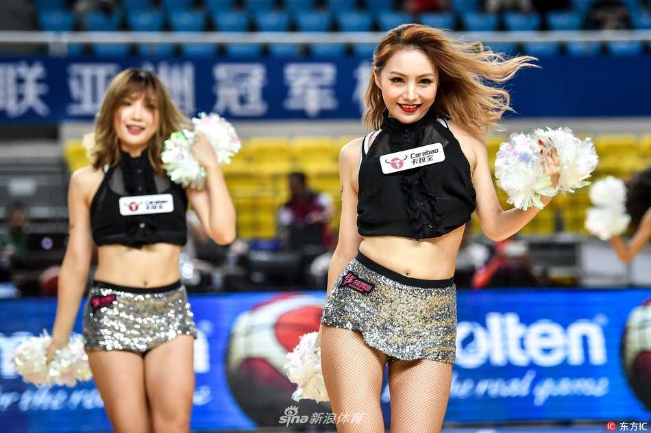 亚洲篮球冠军杯的靓丽风景线:篮球宝贝热舞点燃郴州赛场 从高处俯瞰,六位篮球宝贝排成一列纵队的队形,她们动作整齐划一,修长的腿部线条在球场灯光的照射下格外吸睛,充满了青春的律动与和谐的几何美感。