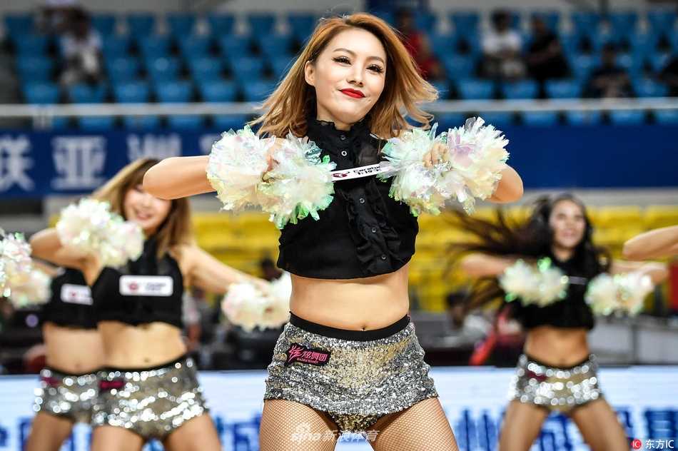 亚洲篮球冠军杯的靓丽风景线:篮球宝贝热舞点燃郴州赛场 舞台上的精灵振臂高呼,篮球宝贝们半跪在地上,手臂高高扬起指向天空,仿佛在引领全场观众掀起下一次助威的浪潮,其感染力丝毫不亚于一次精彩的进球。
