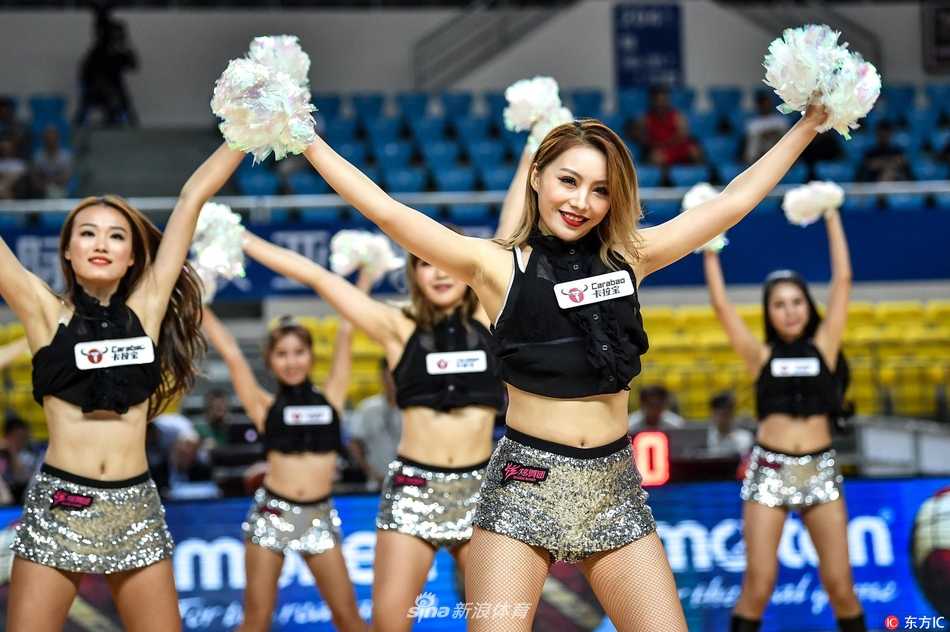 亚洲篮球冠军杯的靓丽风景线:篮球宝贝热舞点燃郴州赛场 中场表演的高潮时刻,宝贝们散开队形,各自展现着热力四射的舞姿,飞扬的裙摆和自信的律动让整个赛场都沉浸在欢乐的海洋中,她们就是此时最耀眼的明星。