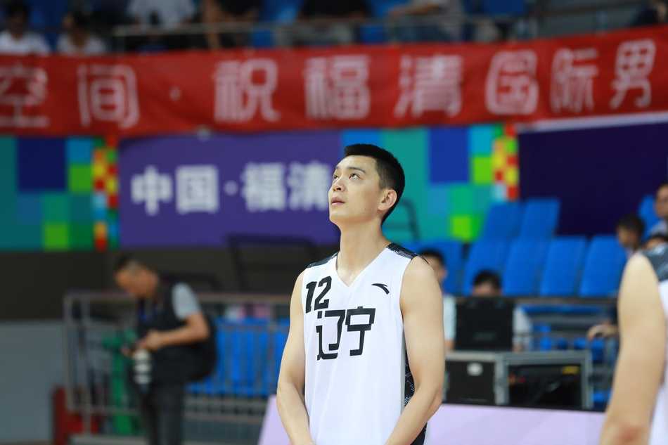 亚洲篮球烽火再起 伊拉克男篮的坚韧与崛起之路 两名伊拉克内线球员在篮下组成铜墙铁壁,高高举起双臂进行双人封盖,彻底粉碎了对手的进攻企图,展现出铁血防守的意志