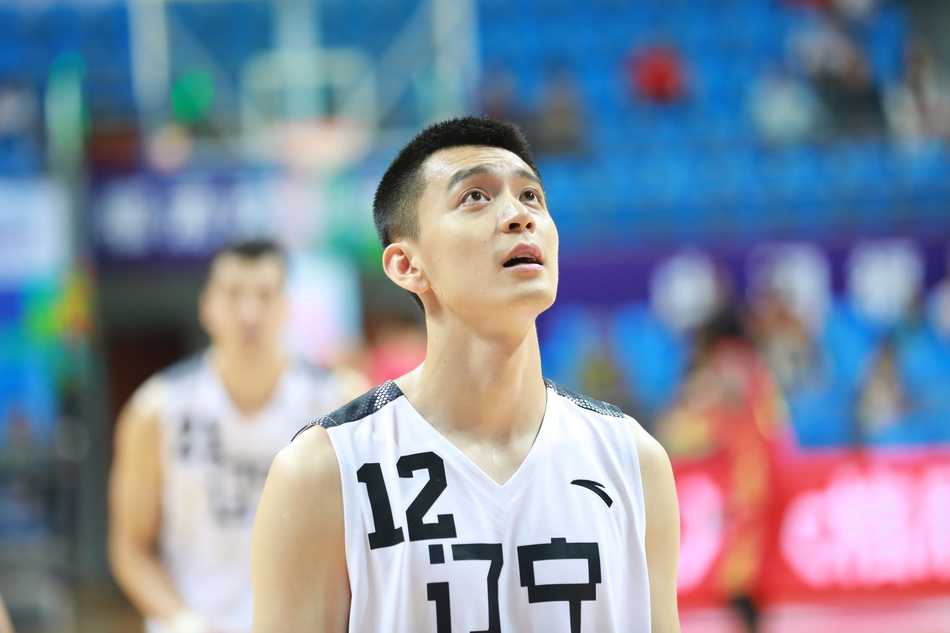 亚洲篮球烽火再起 伊拉克男篮的坚韧与崛起之路 获胜后,伊拉克男篮的球员们激动地围成一圈,他们用力挥舞着拳头,脸上洋溢着自豪与喜悦,场边的教练组也露出了欣慰的笑容