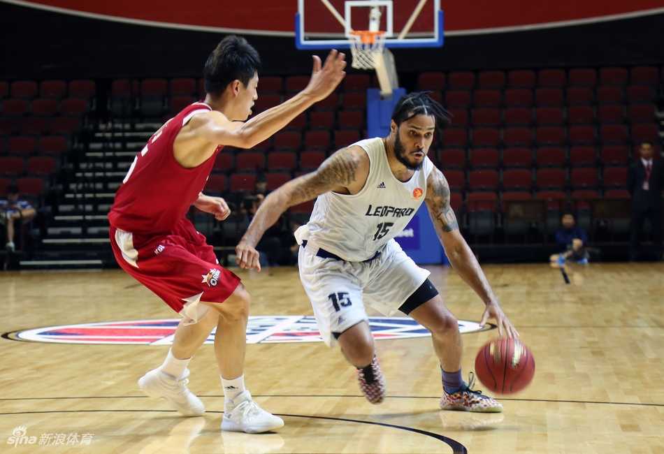 亚洲精英赛激战澳门,深圳烈豹内线失守憾负高阳猎户座 高阳猎户座球员在比赛中突破上篮,面对深圳队的防守高高跃起,身体在空中完全舒展