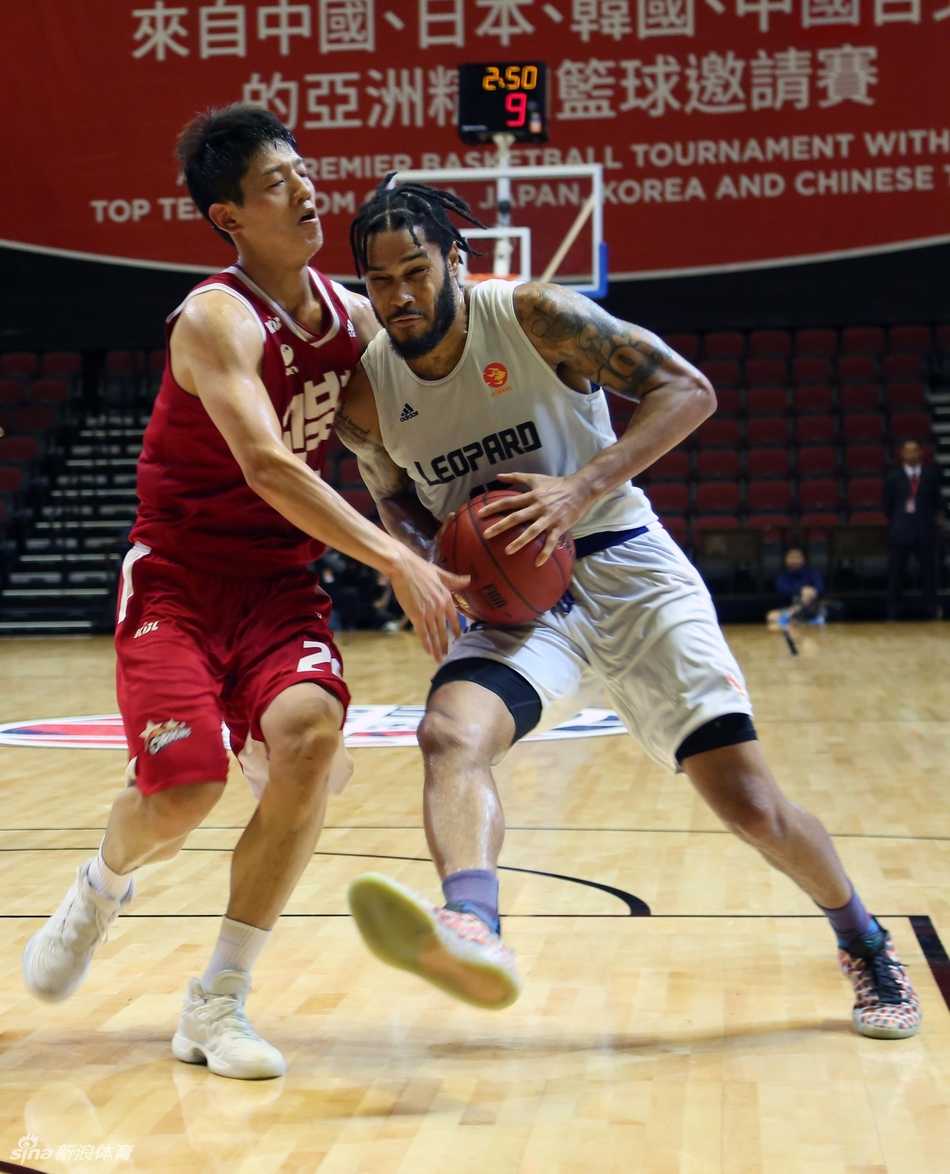 亚洲精英赛激战澳门,深圳烈豹内线失守憾负高阳猎户座 深圳烈豹外援萨林杰在三人包夹下强行出手,肌肉碰撞的激烈程度仿佛能透过屏幕感受到