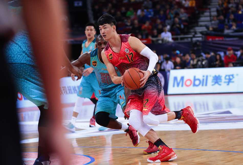 京华全明星夜:丁彦雨航飞天揽桂冠,弗神三分雨难救主 顾全侧翼跑出空位,扬手就是一记三分,篮球划破北京夜空