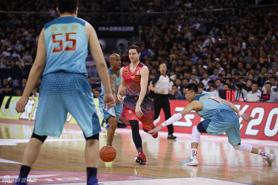 京华全明星夜:丁彦雨航飞天揽桂冠,弗神三分雨难救主 王哲林与郭艾伦篮下奋力拼抢,肌肉碰撞的火花照亮全明星之夜