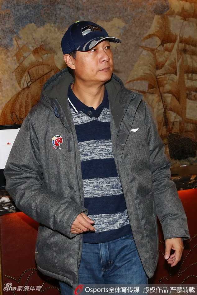 京华全明星盛宴:南北豪强聚首五棵松,传奇与新星共绘篮球画卷 北京队吉祥物霹雳鸭在场边搞怪地“教导”着新疆外援布拉切如何站直,大块头的布拉切则一脸无辜地低头看着这个小家伙,画面充满喜感。