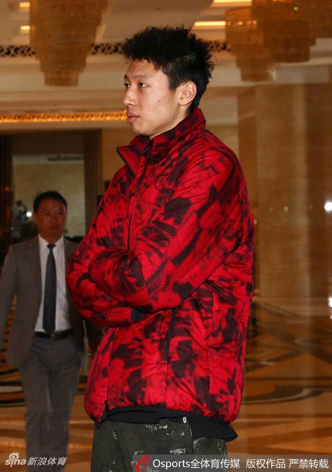 京华全明星盛宴:南北豪强聚首五棵松,传奇与新星共绘篮球画卷 丁彦雨航身着一袭深色运动装,背着双肩包,眼神坚毅地穿过人群,此时的他或许还不知道,两天后自己将捧起那座沉甸甸的MVP奖杯。