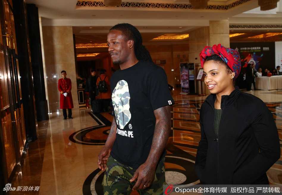 京华全明星盛宴:南北豪强聚首五棵松,传奇与新星共绘篮球画卷 亚布塞莱以一记势大力沉的单手劈扣震撼全场,身后的孙悦只能望球兴叹,这一刻力量与技巧在五棵松的空中完美交汇。