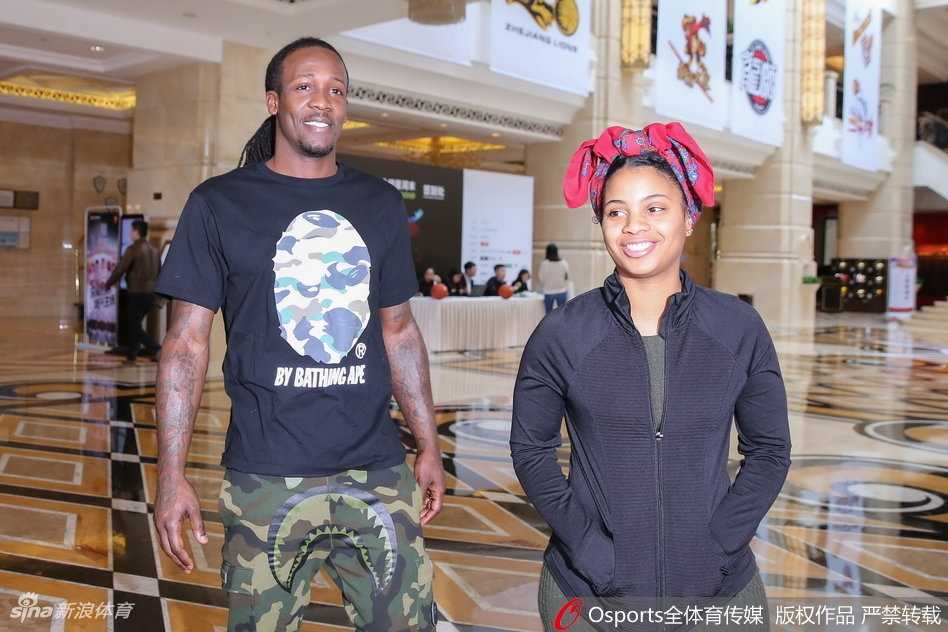 京华全明星盛宴:南北豪强聚首五棵松,传奇与新星共绘篮球画卷 训练场上郭艾伦咧嘴大笑,汗水浸湿了头发,他正与队友进行着轻松的半场配合,每一个花哨的运球都引发现场工作人员善意的欢呼。