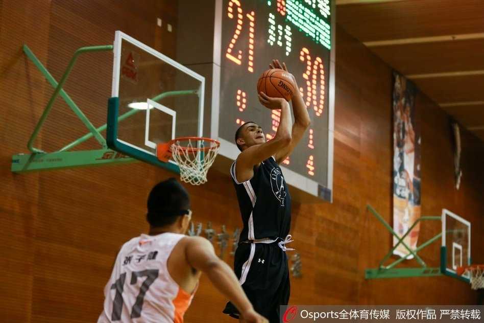 京华篮坛风云起,中美少年逐梦记 美国高中联队球员如猎豹般敏捷突破防线,高高跃起,试图以一记势大力沉的暴扣撕裂北京五中的防线。