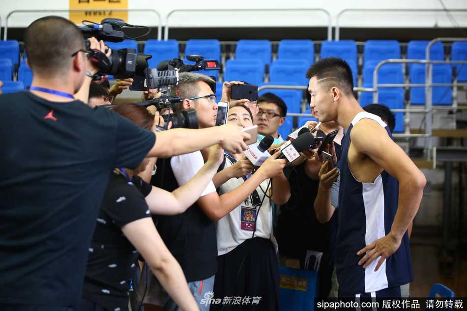 京华练兵志在澳洲铁骑 男篮蓝队蓄势待发 刚刚从美国特训归来的郭艾伦在训练中持球突破,他眼神犀利,速度极快,展现出强大的攻击欲望