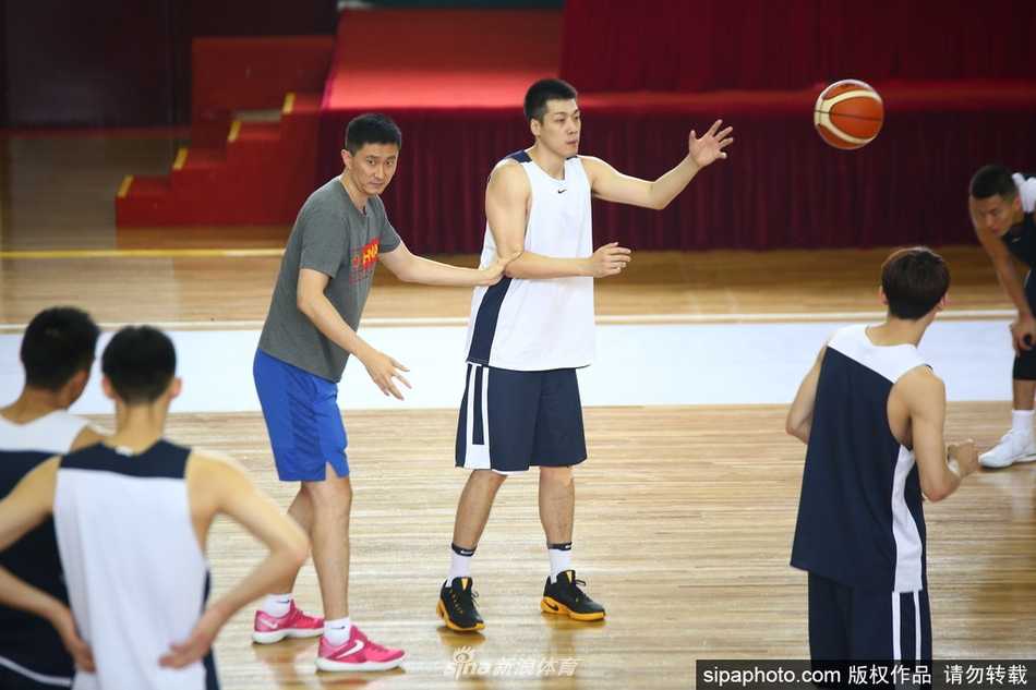 京华练兵志在澳洲铁骑 男篮蓝队蓄势待发 内线球员胡金秋在对抗中高高跃起,以一敌二拼抢篮板球,脸上写满了年轻人的冲劲和倔强