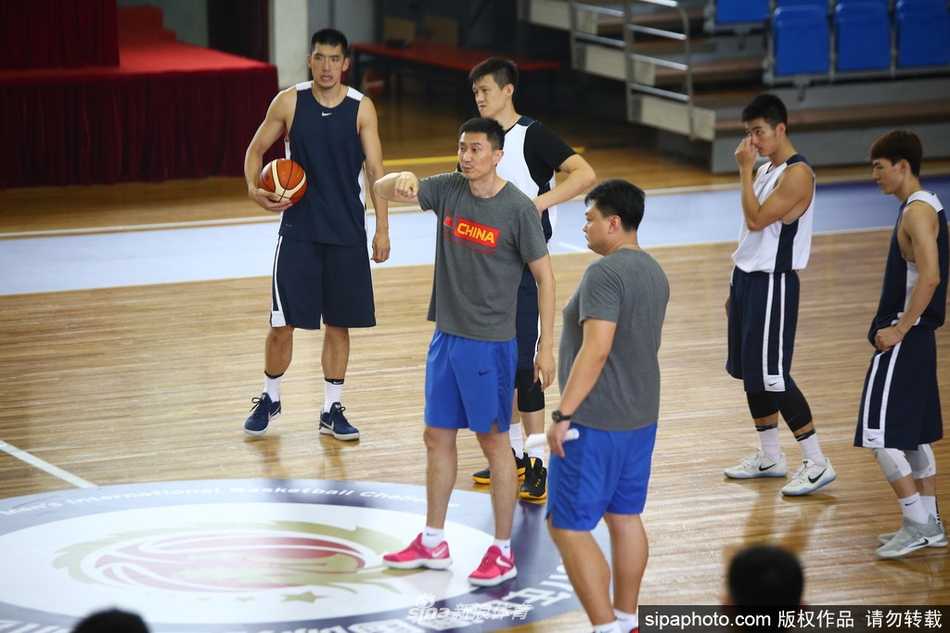 京华练兵志在澳洲铁骑 男篮蓝队蓄势待发 全队围成一圈,把手叠在一起高喊加油,汗水从他们的脸上滑落,团结的氛围和昂扬的斗志扑面而来
