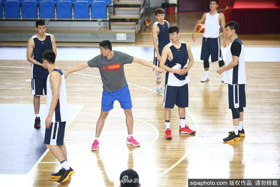 京华练兵志在澳洲铁骑 男篮蓝队蓄势待发 锋线大将李根在底角接球后果断出手,投篮手型稳定,篮球在空中划出一道完美的弧线