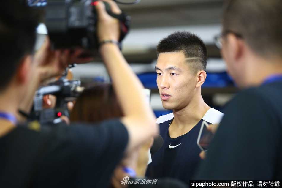 京华练兵志在澳洲铁骑 男篮蓝队蓄势待发 杜锋指导双手叉腰站在场边,目光如炬地注视着场内队员们的折返跑训练,神情严肃中带着期待