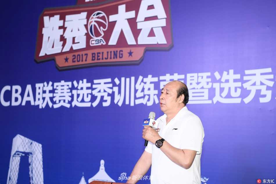 京华群英会,篮坛新梦启:二零一七CBA选秀训练营燃情开幕 公开对抗赛的赛场上,火药味渐浓,一名后卫球员如利刃般撕破防线,高高跃起,与内线巨人进行空中对抗,瞬间的爆发力定格了青春无畏的锋芒。