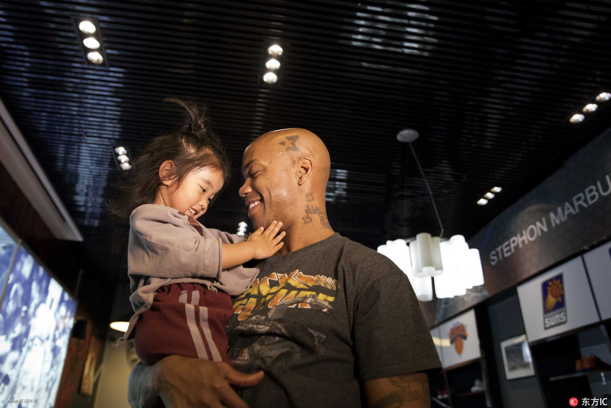 京城“马政委”的深情告白:即使离开,这里永远是家 身穿北京首钢传奇3号球衣的马布里,深情凝视着自己在五棵松的巨幅画像,那是他率队建立四年三冠王朝的荣耀见证。