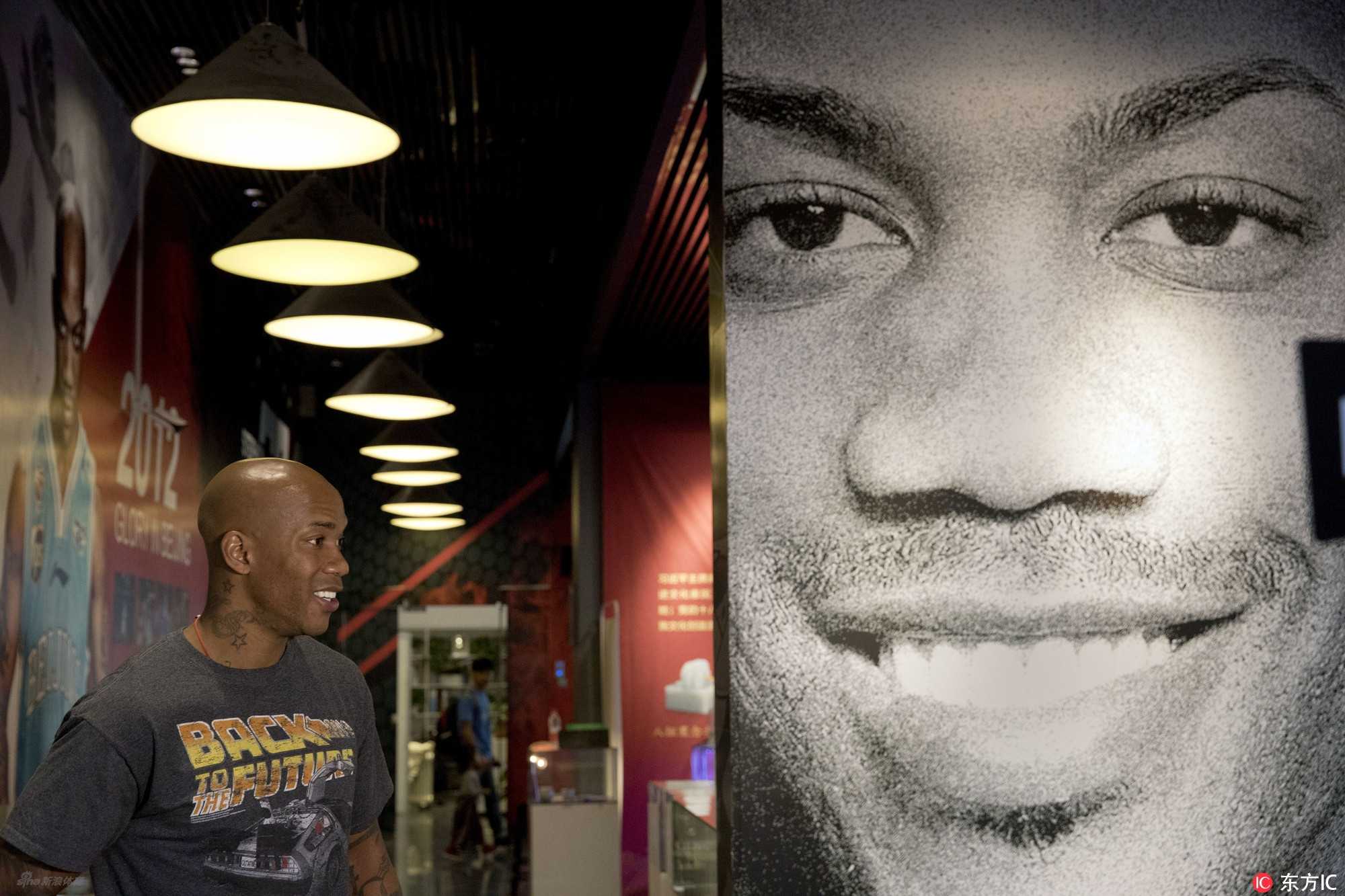 京城“马政委”的深情告白:即使离开,这里永远是家 面对镜头,马布里眼神坚定且严肃,这位即将四十岁的老将正在认真诉说着对未来规划的思考,以及对北京篮球深沉的责任感。