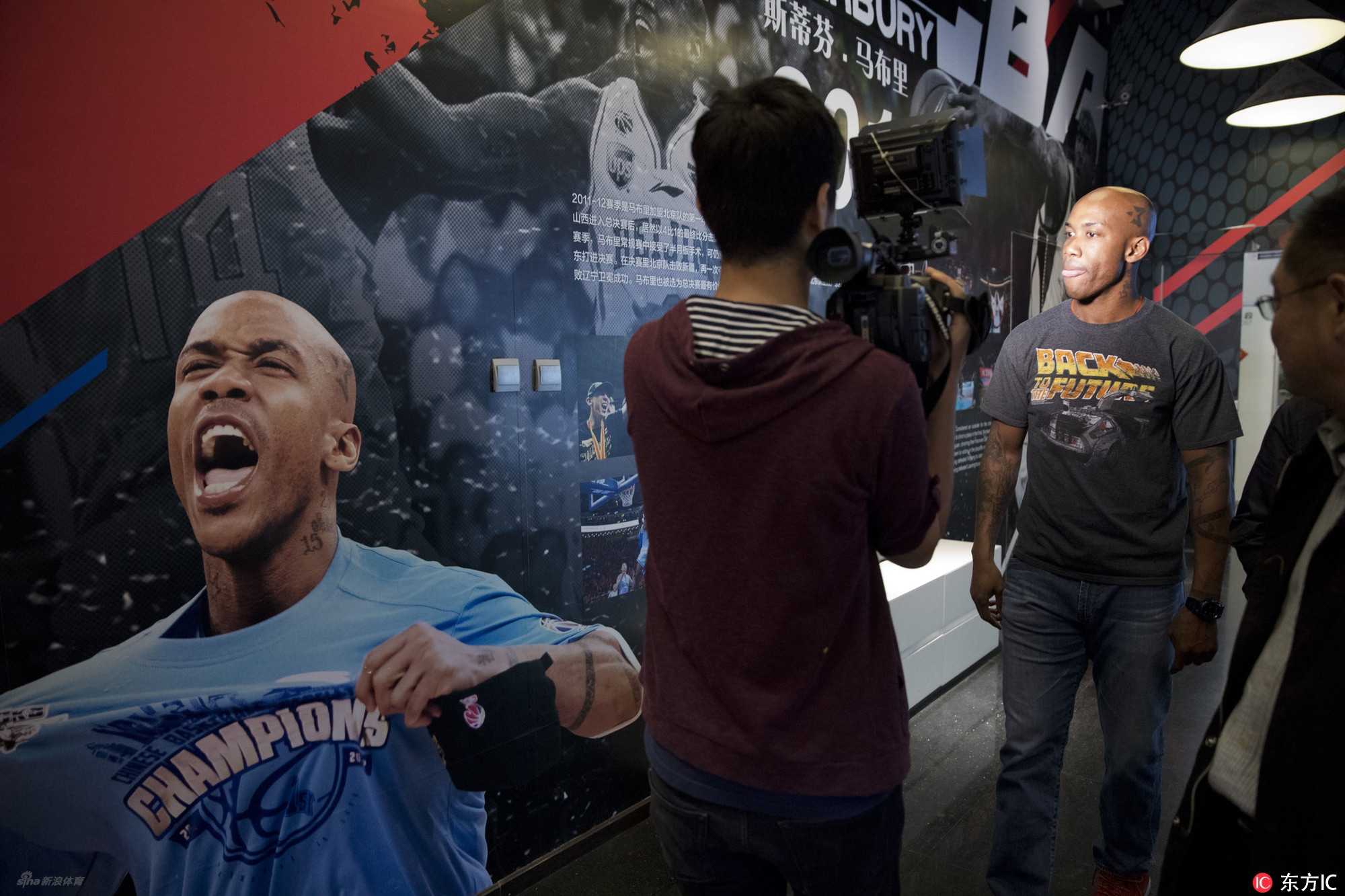 京城“马政委”的深情告白:即使离开,这里永远是家 在个人博物馆内,马布里神情专注地听取记者提问,背景中那些属于他的荣耀时刻,见证了他袒露心声的全过程。