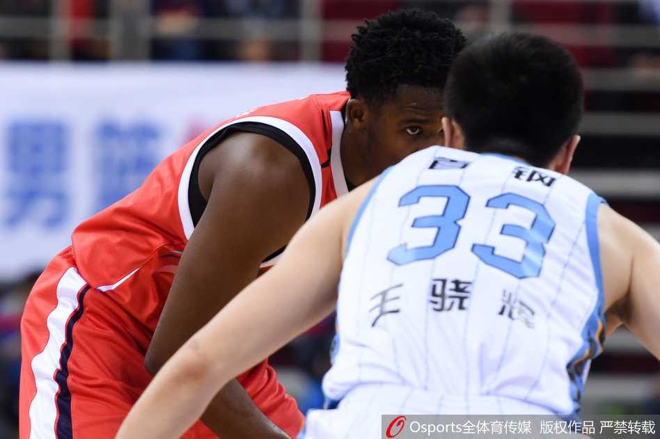 京城三分雨下演惊魂记,北京首钢六分险胜广州龙狮 终场哨响,北京队球员们如释重负,翟晓川与队友击掌相庆,这场来之不易的胜利是对他们末节坚韧表现的最好回报。