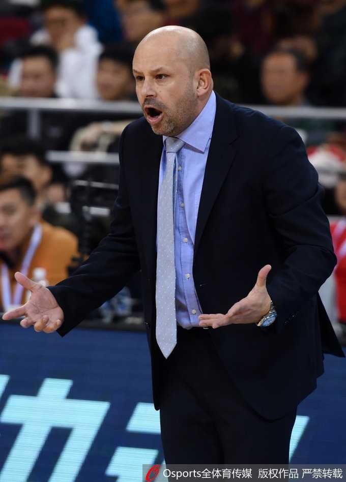 京城三分雨下演惊魂记,北京首钢六分险胜广州龙狮 朱彦西在底角出手三分,皮球离开指尖的瞬间,全场观众都已起身,目光紧紧追随那道通往胜利的美丽弧线。