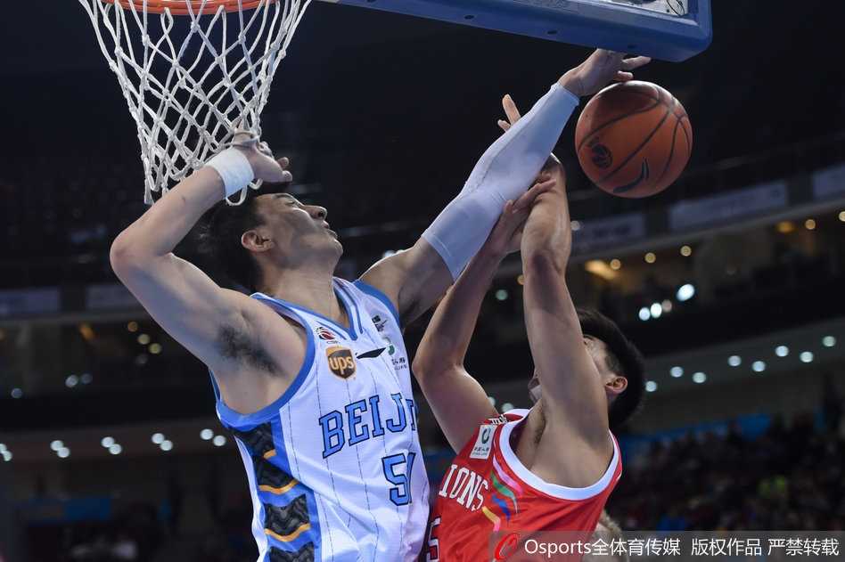 京城三分雨下演惊魂记,北京首钢六分险胜广州龙狮 北京队射手王骁辉在三分线外手起刀落,篮球划过一道完美弧线直钻网心,瞬间点燃了主场球迷的热情。