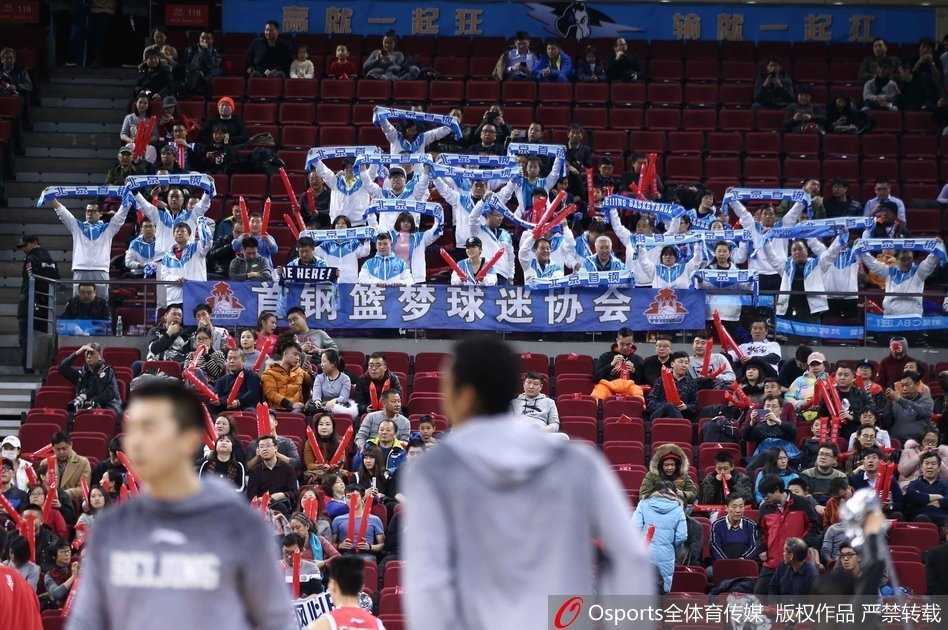 京城三分雨下演惊魂记,北京首钢六分险胜广州龙狮 北京队核心后卫艾伦·杰克逊面对防守球员,冷静地指挥队友跑位,他那犀利的突破和精准的传球是球队进攻的发动机。