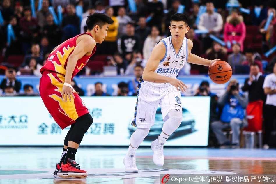 京城三分雨倾盆,首钢大胜复仇吉林迎里程碑 王骁辉在侧翼接球就投,出手速度极快且姿态坚决,他本场贡献的四记三分球,每一记都如刺刀般直插吉林队反扑的心脏。