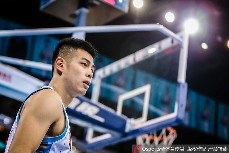 京城三分雨倾盆,首钢大胜复仇吉林迎里程碑 小外援杰克逊面对防守从容组织,他用手术刀般的传球撕开吉林防线,本场他砍下三双数据,用全能表现盘活了整支球队。