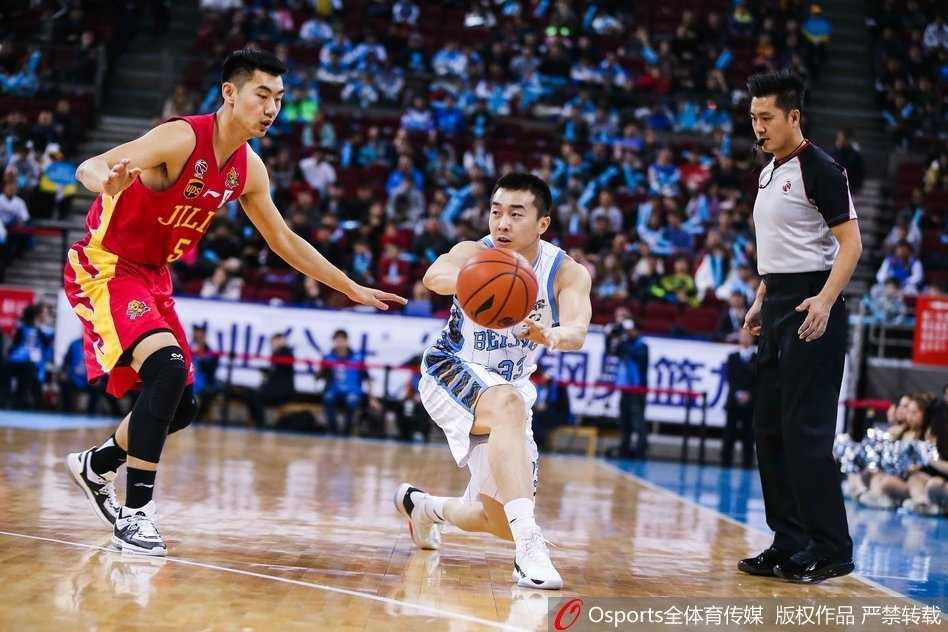 京城三分雨倾盆,首钢大胜复仇吉林迎里程碑 刘晓宇如利刃般撕裂吉林防线,他在三人包夹缝隙中高难度上篮,皮球打板入筐的同时造成犯规,眼神中透露出复出后的坚定与果敢。