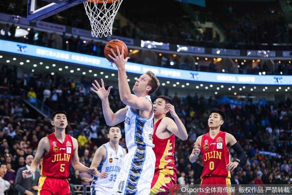 京城三分雨倾盆,首钢大胜复仇吉林迎里程碑 外援汉密尔顿腾空而起,犹如一架滑翔机般单臂擎天,狠狠将球砸进篮筐,这次势大力沉的暴扣彻底点燃了主场压抑已久的激情。