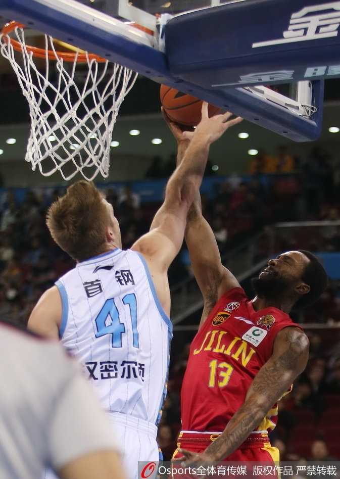 赛后朱彦西与队友击掌相庆，他淡然微笑，全场命中八记三分的奇迹背后，是无数次枯燥训练铸就的杀手本能与自信。