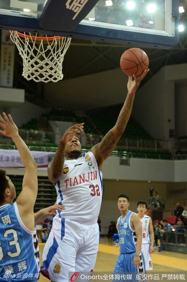 京城三分雨浇灭津门虎,霍尔曼伤退成转折点 北京队长翟晓川快攻中上演单手劈扣,霸气十足,这记重扣也彻底击碎了天津队反扑的希望。