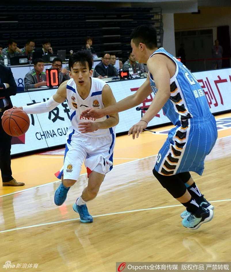 京城三分雨浇灭津门虎,霍尔曼伤退成转折点 天津队核心杰特面对北京队的严密包夹,毫无惧色,奋力寻找传球给队友的瞬间。