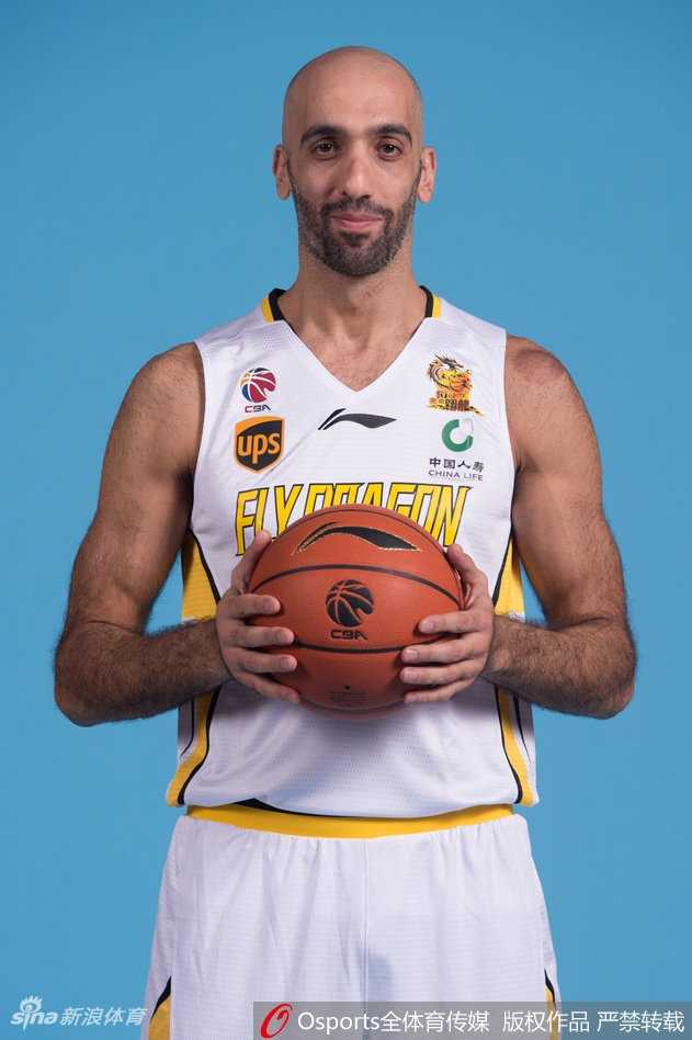 京城三外援亮相京城,马布里率北控男篮新阵容拍摄前卫写真 主教练丁伟双手抱胸,神情严肃认真,他的身后是整装待发的北控众将士,这支全新的军团已经准备好迎接联赛的考验。