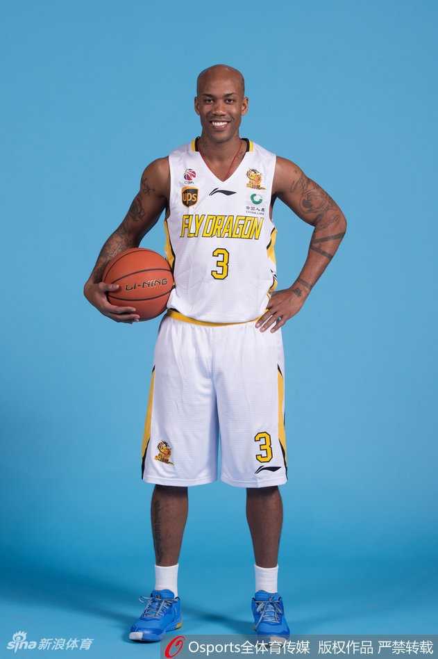 京城三外援亮相京城,马布里率北控男篮新阵容拍摄前卫写真 白魔兽兰多夫霸气外露,在镜头前展示结实的肌肉线条,新赛季他将用强悍的内线防守和篮板球,为北控筑起禁飞区。