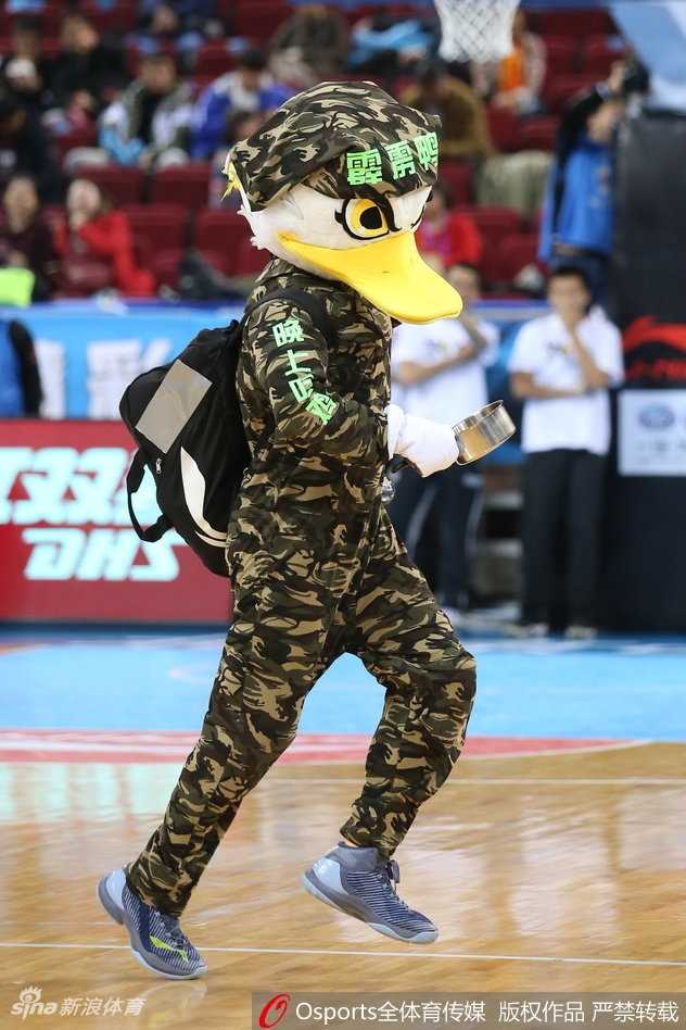 京城主场欢乐多,霹雳鸭抢镜成另类主角 霹雳鸭趁着比赛间隙,调皮地将硕大的脑袋探进场内,与准备上场的球员开着无伤大雅的玩笑,那滑稽的模样瞬间融化了场边观众的心。
