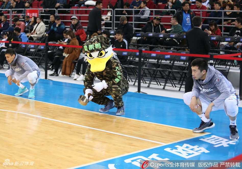 京城主场欢乐多,霹雳鸭抢镜成另类主角 趁着暂停时间,霹雳鸭突然趴在场边的地板上,双手托腮,装作一名正在聚精会神观看战术布置的“编外球员”,两条鸭掌在后面悠闲地晃动着,逗乐了身后的替补席。