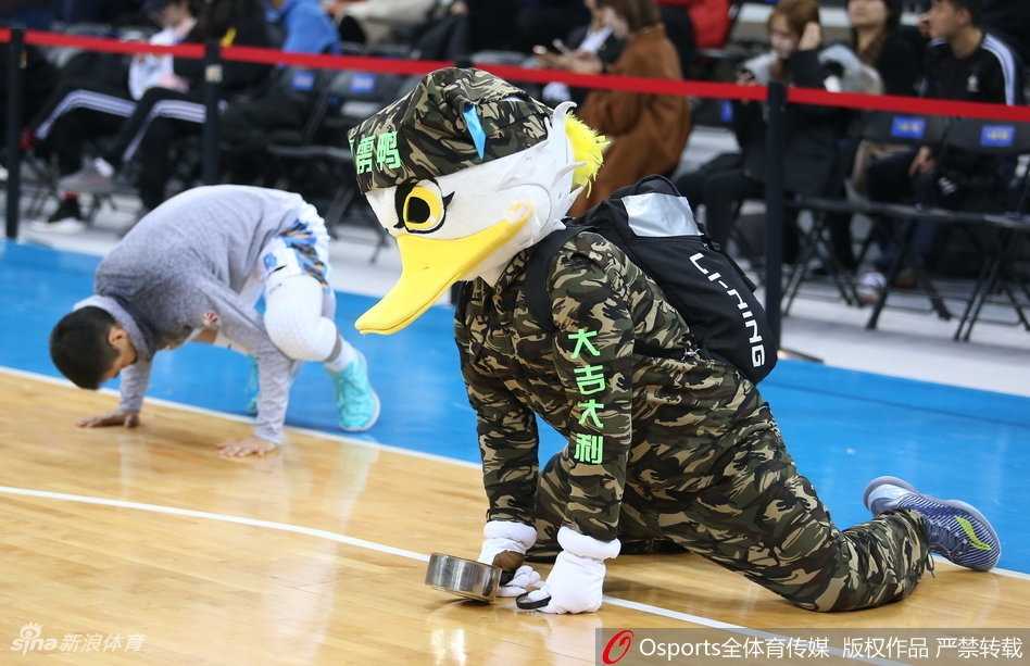 京城主场欢乐多,霹雳鸭抢镜成另类主角 霹雳鸭身穿特制的宽大球衣,在通道入口处即兴模仿起了球员的赛前热身动作,有模有样地压腿拉伸,夸张的动作幅度让路过的裁判员都忍俊不禁。