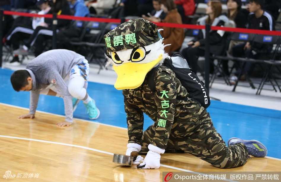京城主场欢乐多,霹雳鸭抢镜成另类主角 看到场上有精彩进球,霹雳鸭兴奋地跳上看台边的广告牌,双手高高举起模仿计分牌,示意要给主队的精彩表现加上十分,这一举动瞬间点燃了周围观众席的欢呼。