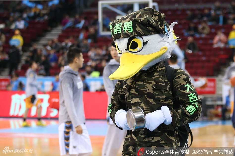 京城主场欢乐多,霹雳鸭抢镜成另类主角 面对看台上热情呐喊的小球迷,霹雳鸭半蹲下身子,用巨大的手掌比出胜利的手势,脑袋微微歪斜,仿佛在和孩子进行一场只有他们才懂的秘密交流。