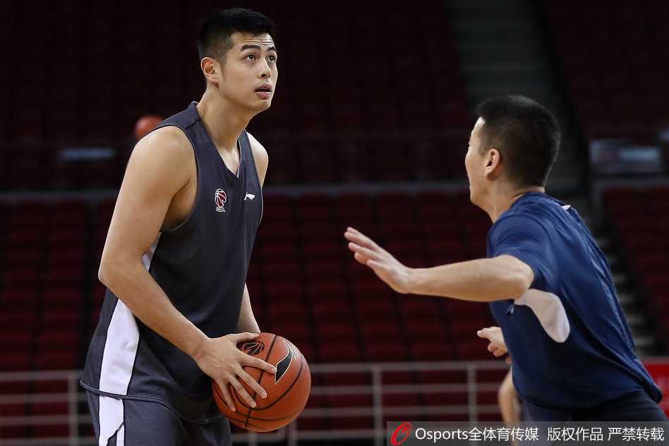 京城久违的呼唤:刘晓宇伤愈复出,首钢盼来后场新核 在午后的阳光下,刘晓宇的眼神专注而坚定,汗水浸湿了训练服,每一次运球后的急停跳投,都在向教练组证明那只肿胀的脚踝已经成为了过去式。