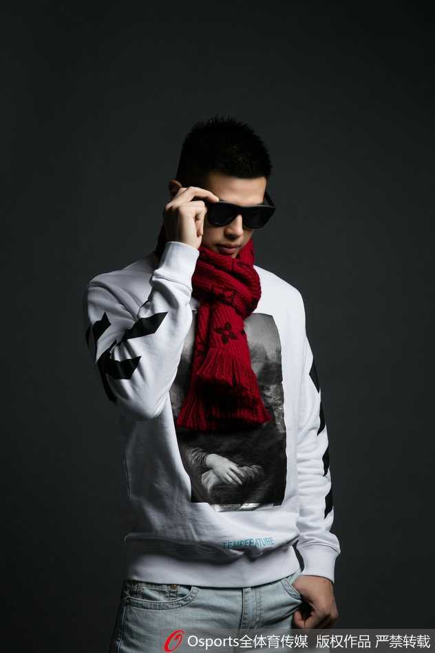 京城之光:方硕的篮球之路与硬朗型格 方硕倚靠在场边围栏,身着剪裁利落的西装外套,眼神深邃望向远方,气质儒雅。