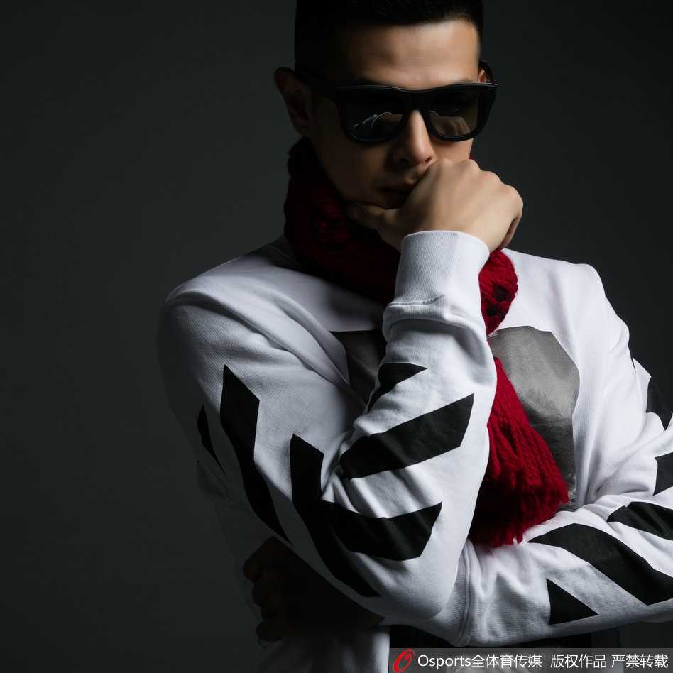 京城之光:方硕的篮球之路与硬朗型格 方硕正面坐姿照,身穿质感细腻的黑色毛衣,面带微笑,阳光洒在脸上,亲和力十足。