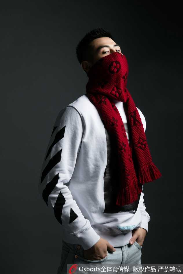 京城之光:方硕的篮球之路与硬朗型格 方硕侧身站立,光影交错勾勒出他挺拔的身形轮廓,整体画面充满时尚大片的质感。